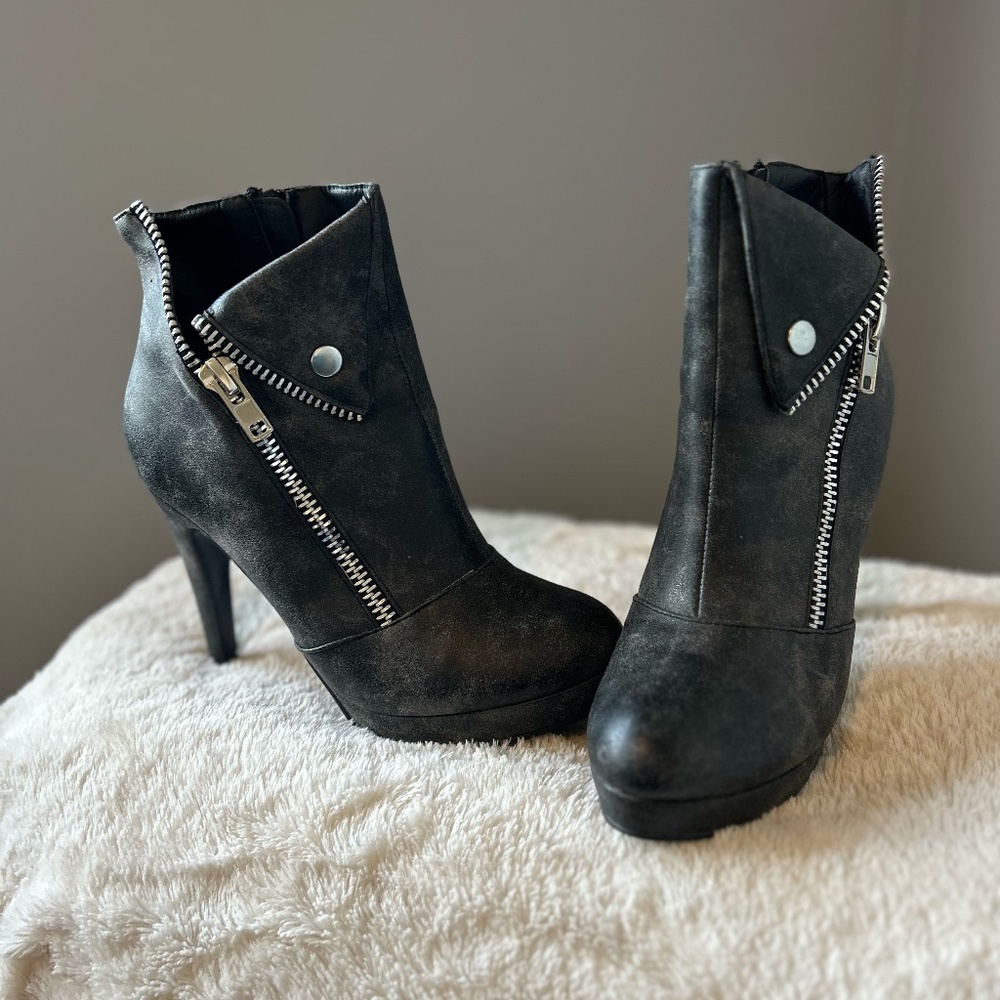 2 Lips Too Viola Women's Ankle Boots - Grey/Gray